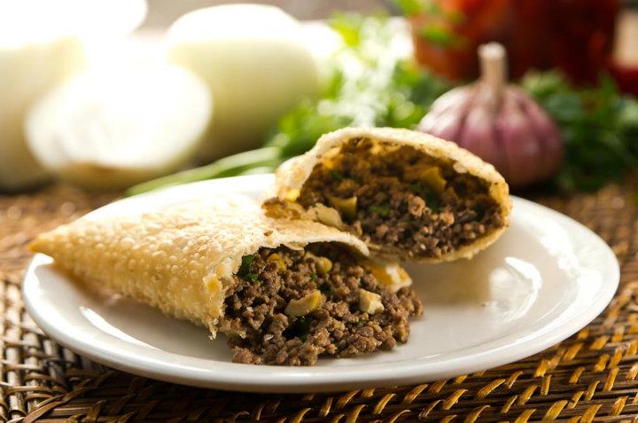 Pastel de carne, ovo e azeitona